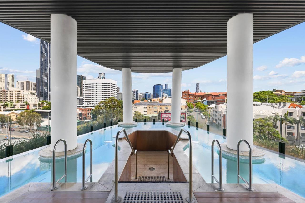 B&B Brisbane - Chic 2-Bed with Skyline Views Pool and Gym - Bed and Breakfast Brisbane