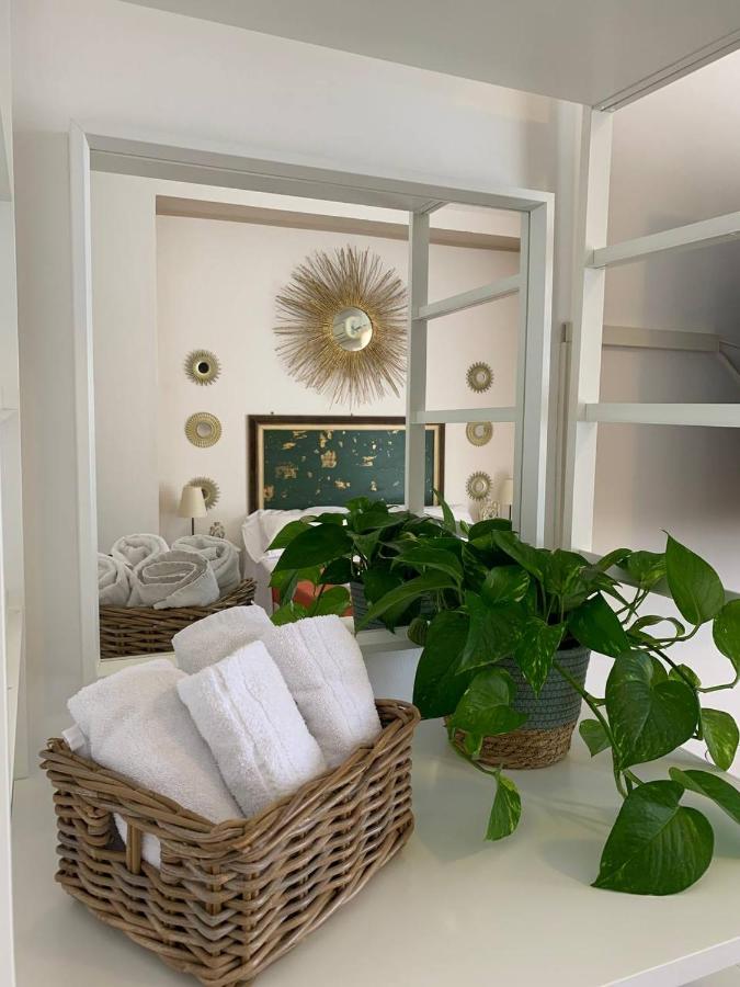 Habitación con cama extragrande y balcón