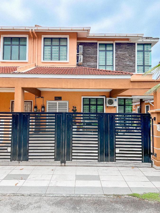 Cahaya Melissa Homestay Private Pool - B&B