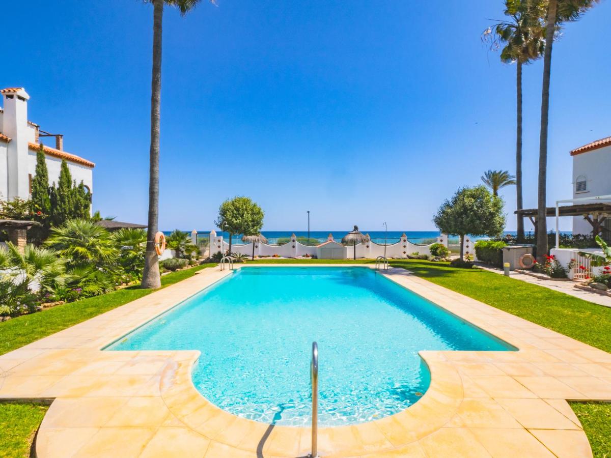 Cubo's Beachfront Marina de Casares House - Ferienwohnung Manilva