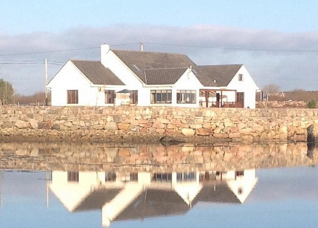 4 bedroom holiday home overlooking the sea in Connemara - B&B Rossaveel