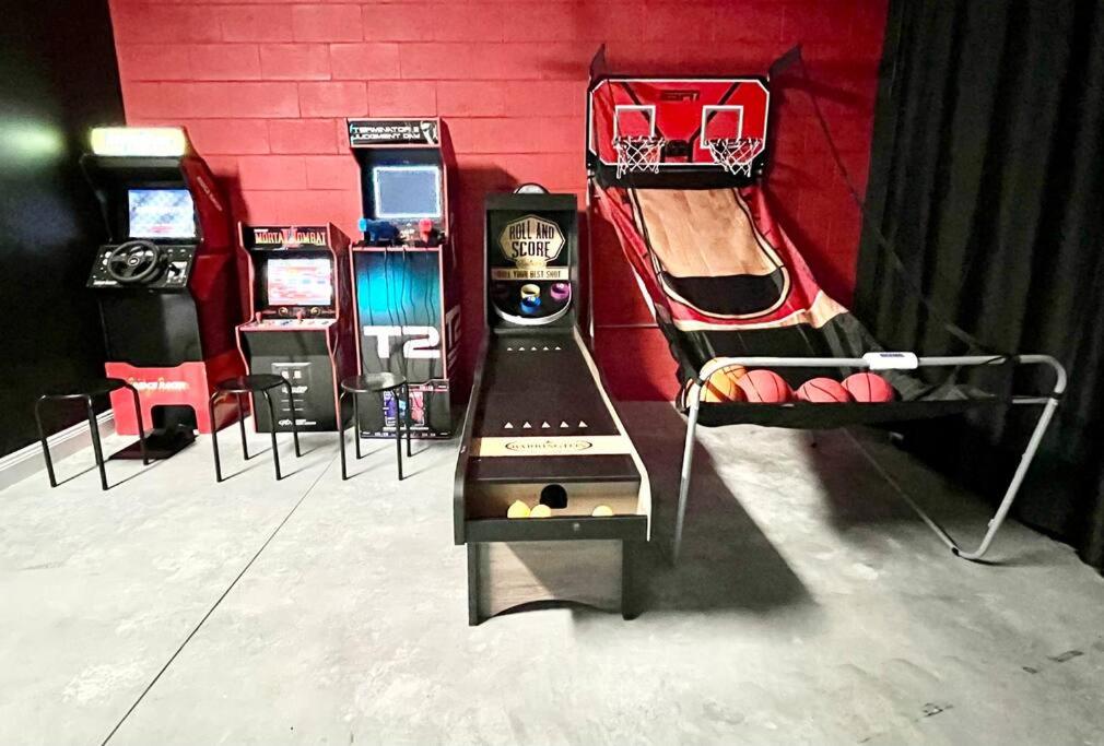 The Arcade close to downtown with fenced yard - Ferienwohnung