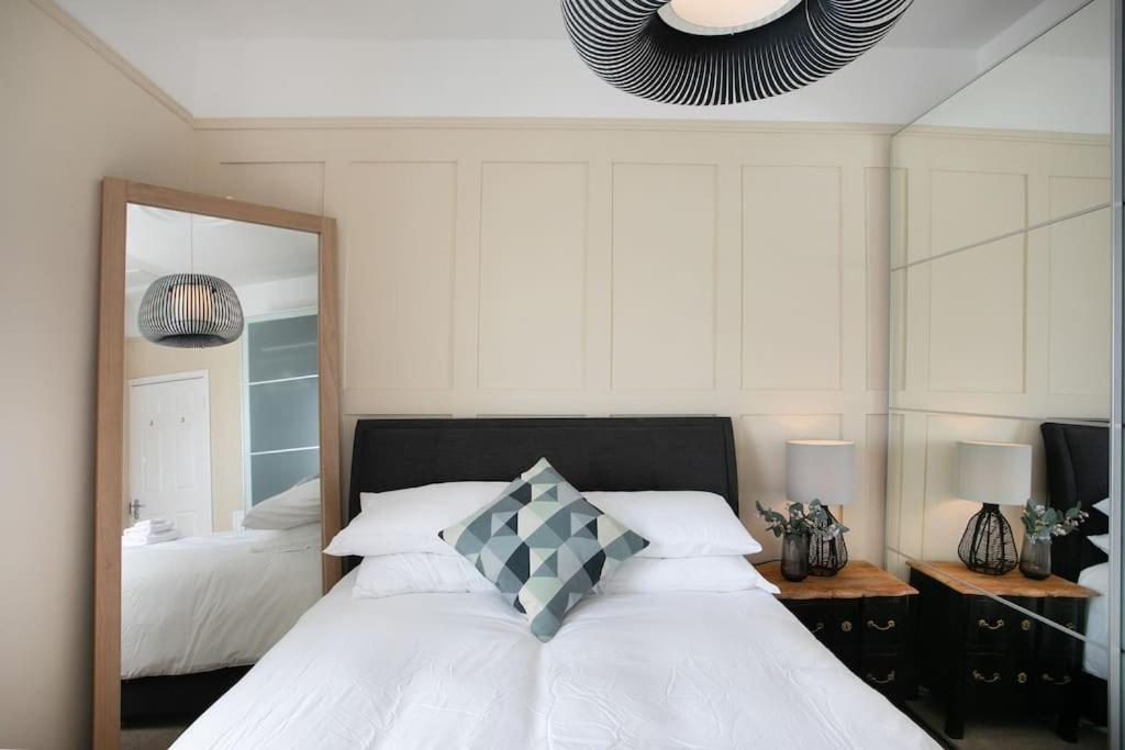 Stylish 4 Bed Home In Central Nottingham w/Parking - B&B