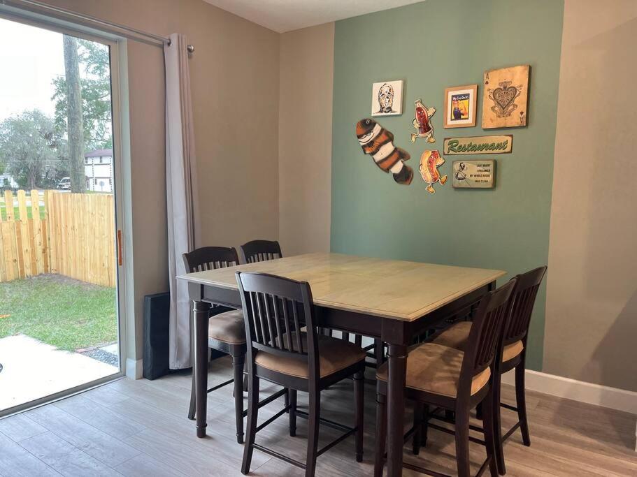 The Billiard close to downtown with fenced yard - B&B Sanford