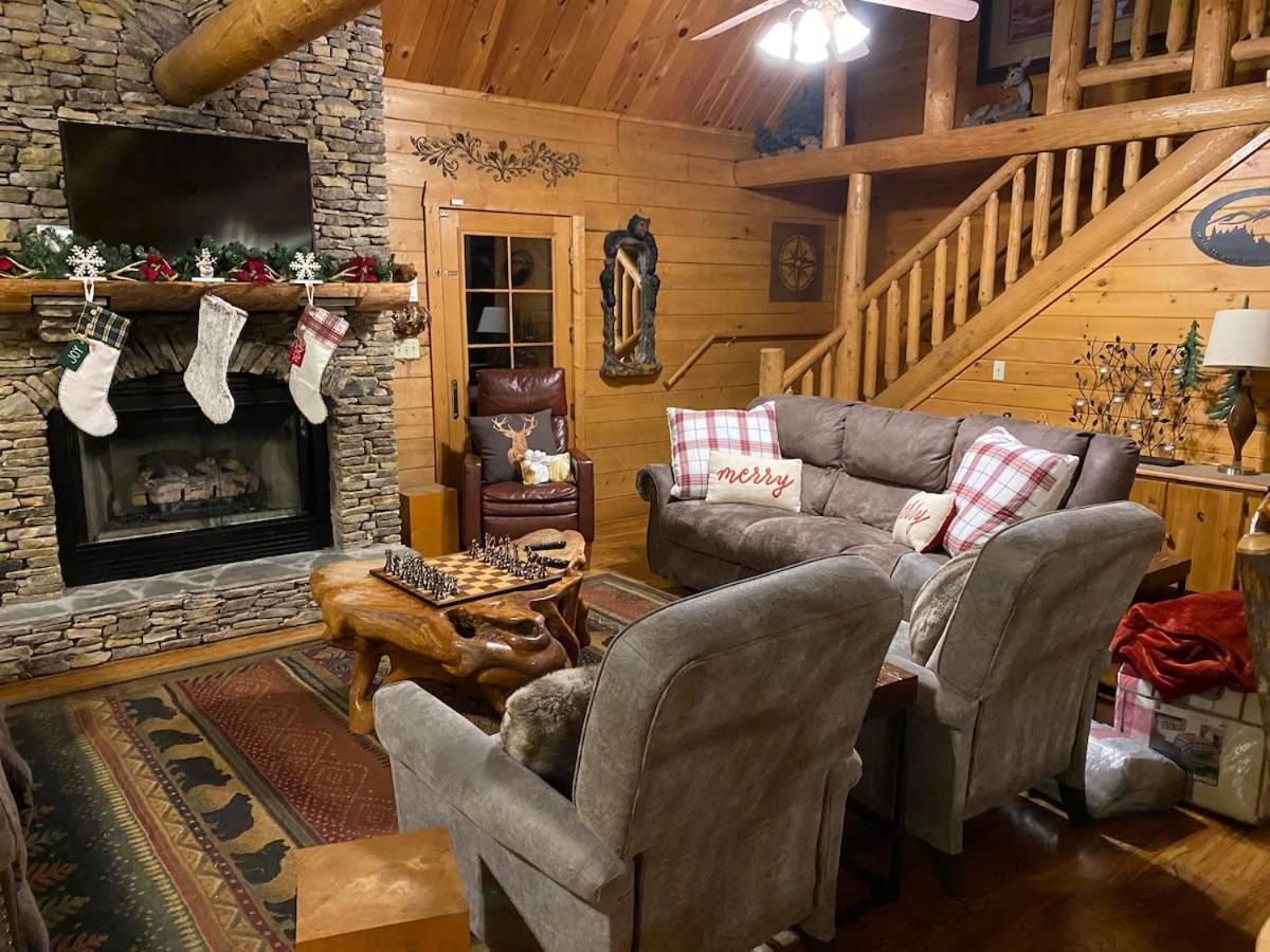 B&B Pigeon Forge - Beautiful 6 bdr cabin with hot tub in the Smokies! - Bed and Breakfast Pigeon Forge