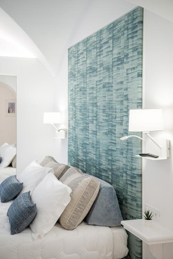 Doppelzimmer mit Fenster und Gartenblick