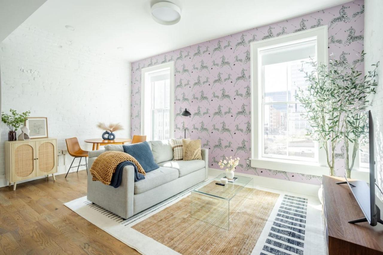Stylish Dtwn Condo with King Bed by Kroger, Restaurants, Parking - Ferienwohnung