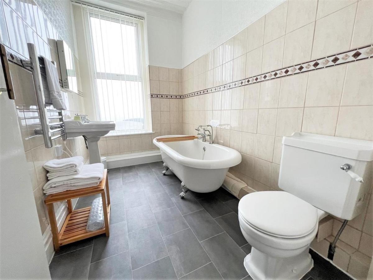 Premium Double Room with Sea View and Bath - First Floor