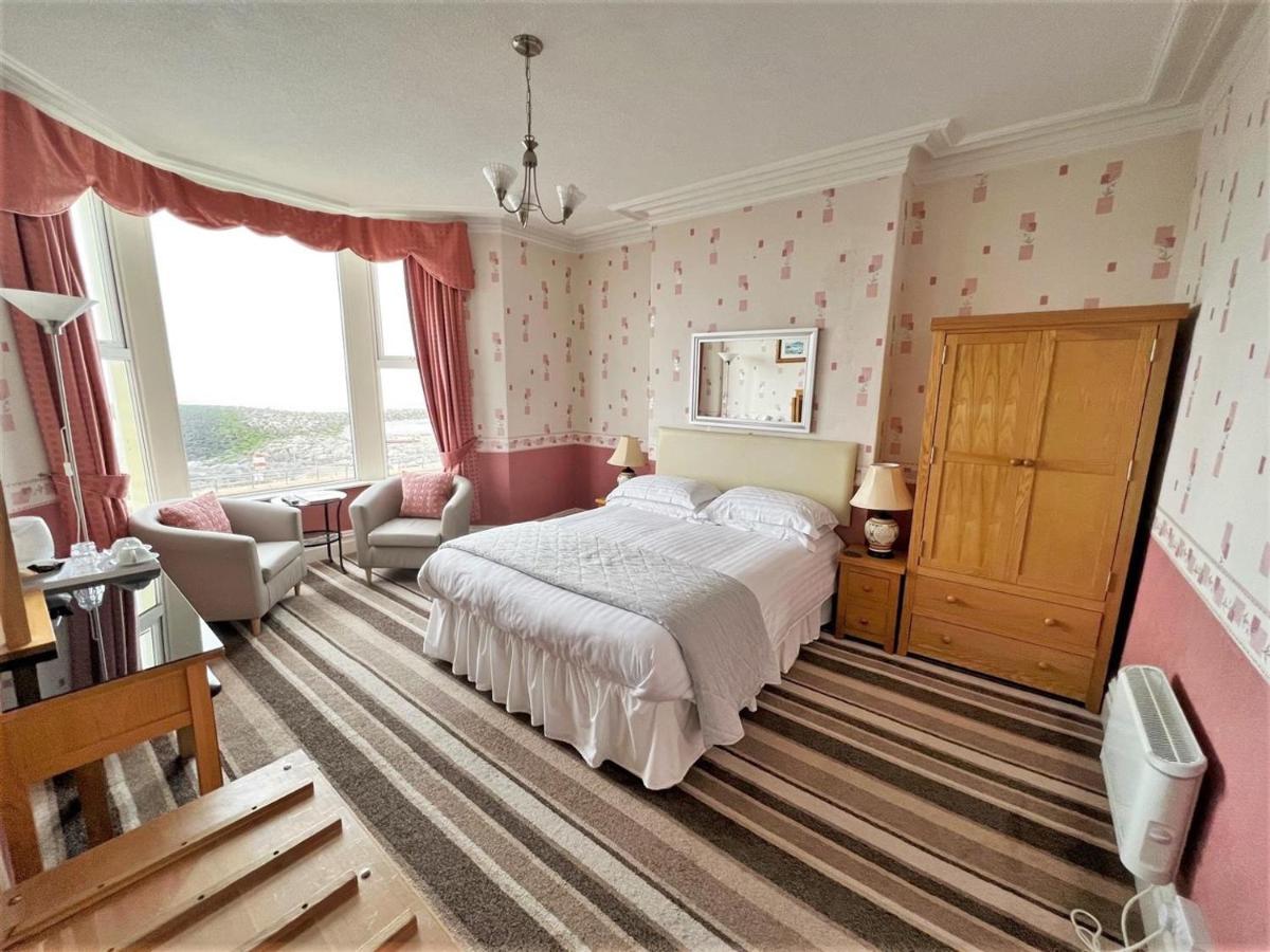 Premium Double Room with Sea View and Bath - First Floor