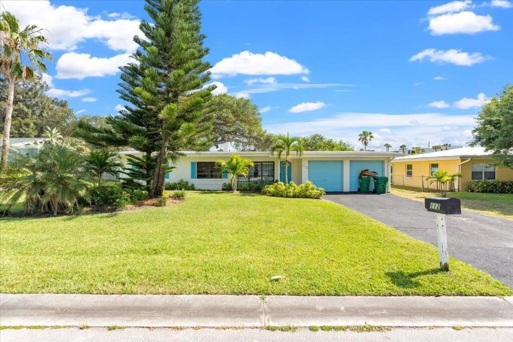 Beach House in Cocoa Beach - Steps to Beach - Game room - Backyard with Grill - Playground - Bed and Breakfast Cocoa Beach