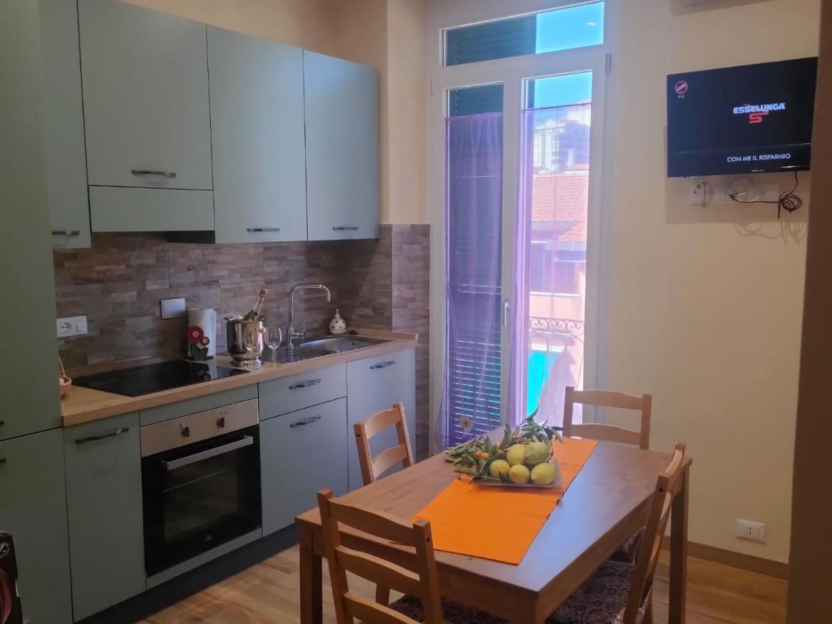 Orizzonte 5 Terre - VIA NAPOLI 85, Stazione Centrale - Centro Storico - Bed and Breakfast La Spezia