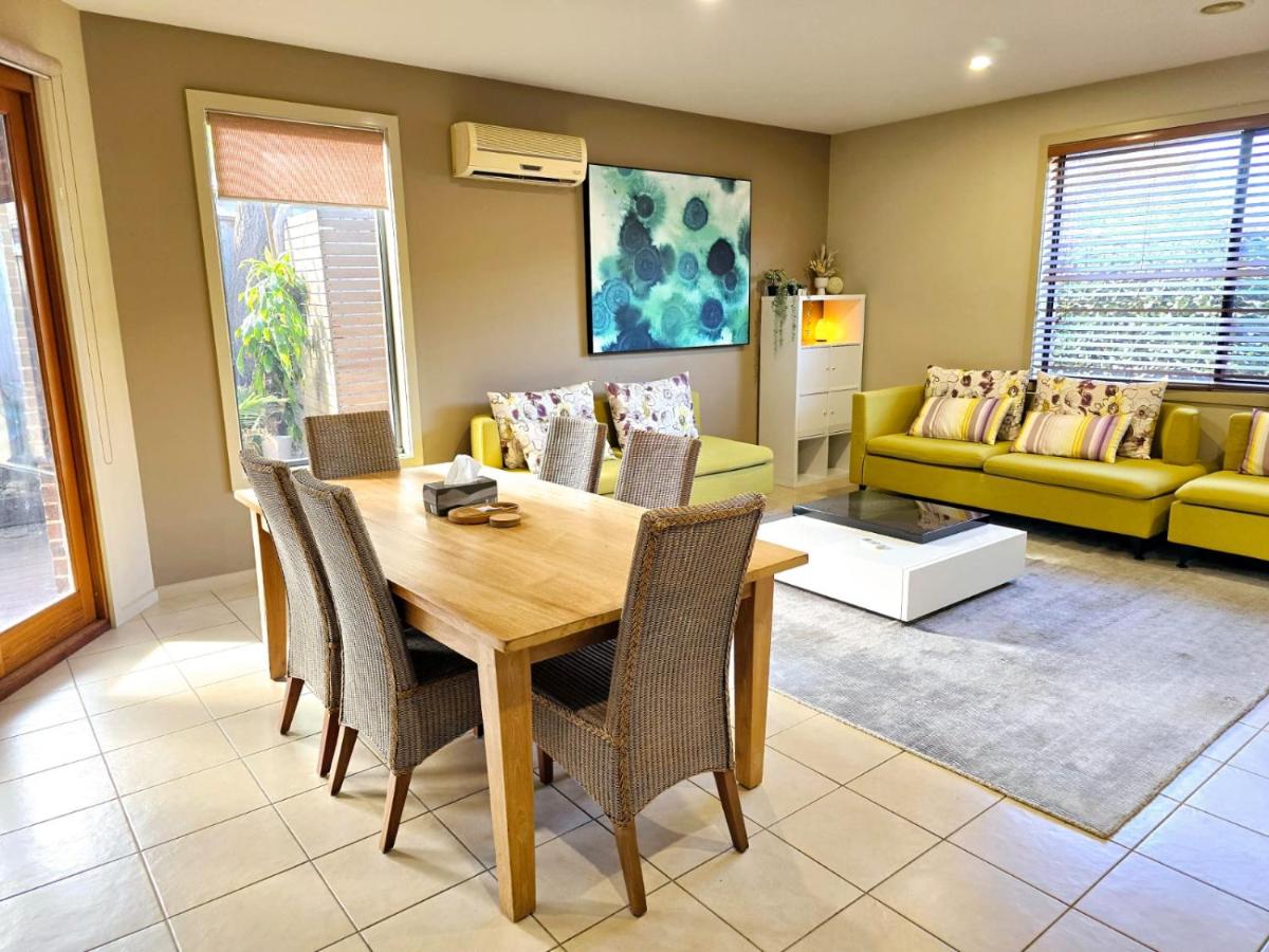 B&B Laverton - Specious ex-display 5 BDR house,up to 15 guests- Williams Landing - Bed and Breakfast Laverton