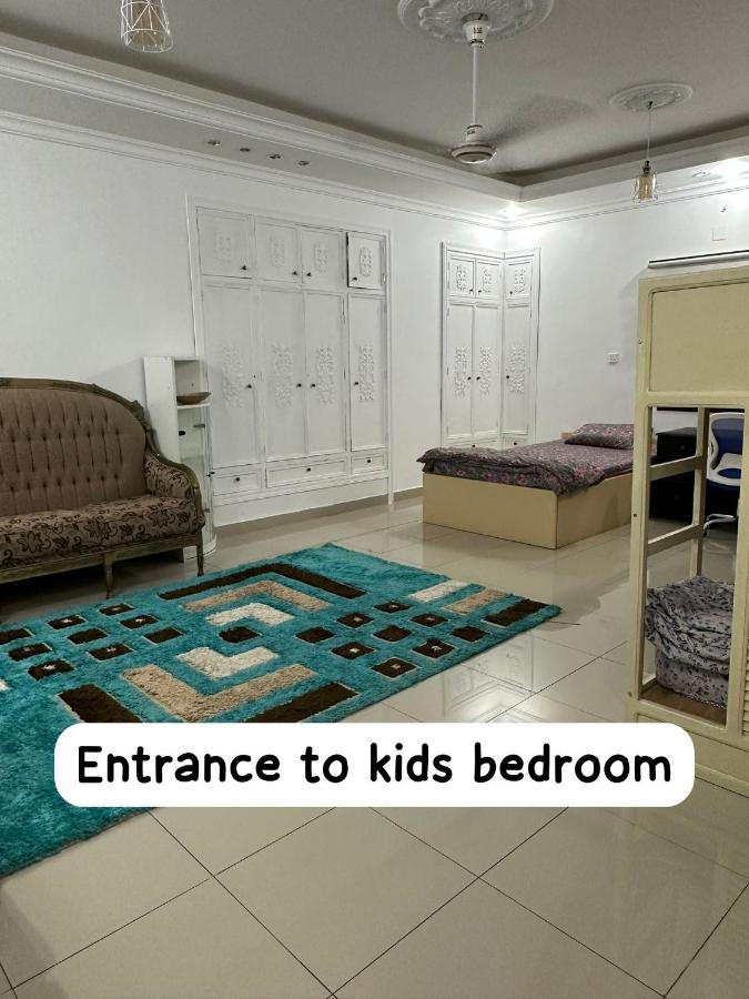 شقة بغرفتين ودورتين في الدور الأول 7 دقائق للحرم - B&B Al Madīnah