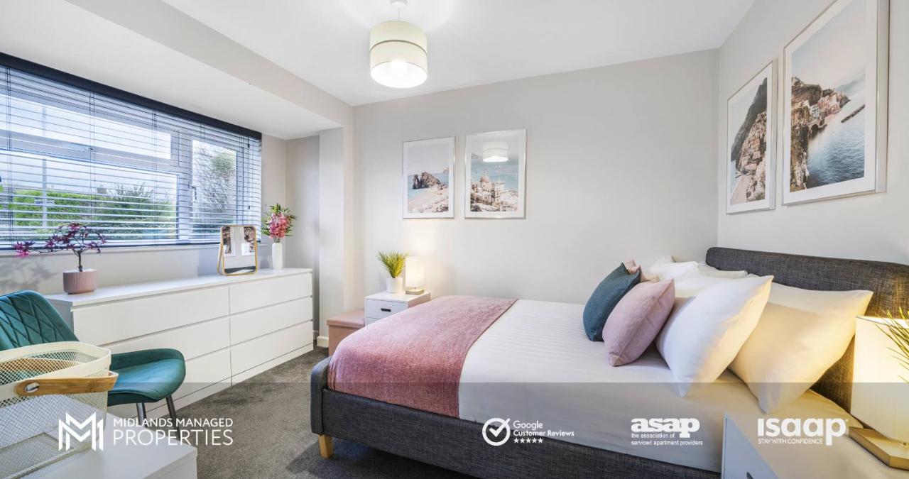 Modern 2 Bed Apartment on Edge of City Centre, 2xFREE Private Parking, Ground Floor & Private Entrance in Quiet Neighbourhood - B&B