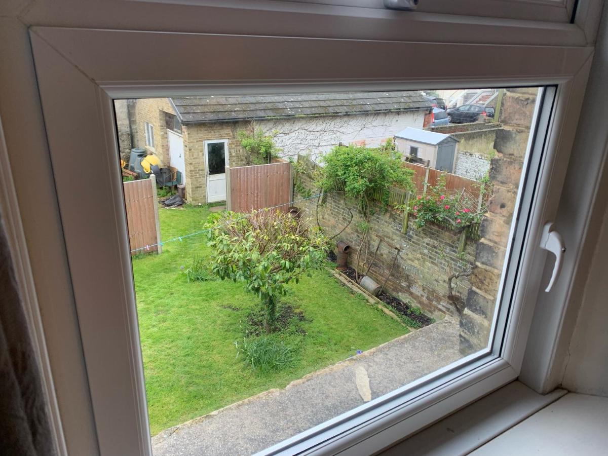 Peaceful garden view double with ensuite in house opposite beach, with access to private garden and bike store - Chambres d'hôtes Margate
