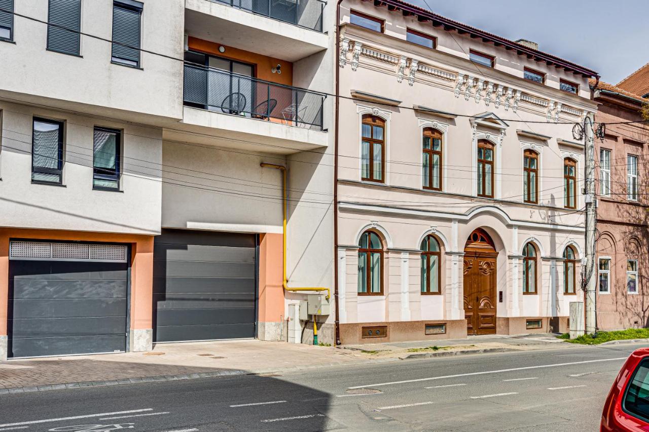 ARI Ultra Central Luxury Apartment with View to the Sky - B&B