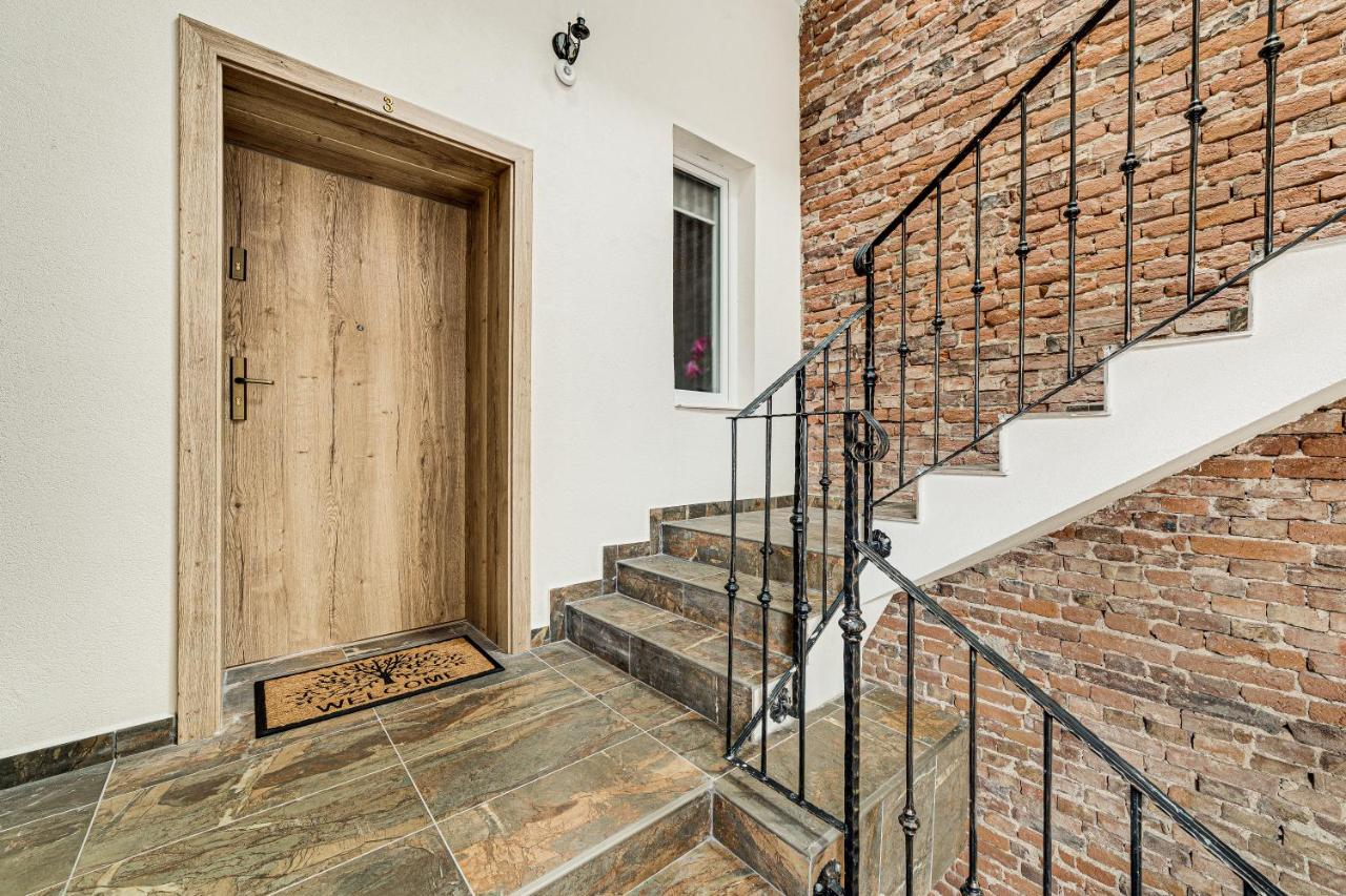 ARI Ultra Central Luxury Apartment with View to the Sky - Chambres d'hôtes Arad