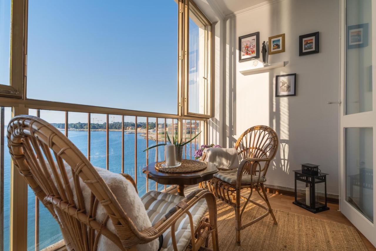 City Vibes Apartment with Balcony and Spectacular View - Chambres d’hôtes Poreč