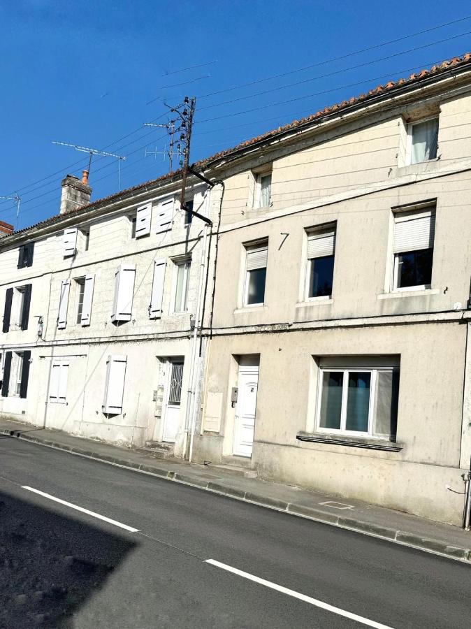 Idéal couples & pro - Patio extérieur- Proche centre ville et gare - Promenade au bord de la Charente - Parking à proximité - Wifi très haut debit - Équipement premium -Netflix - Bed and Breakfast