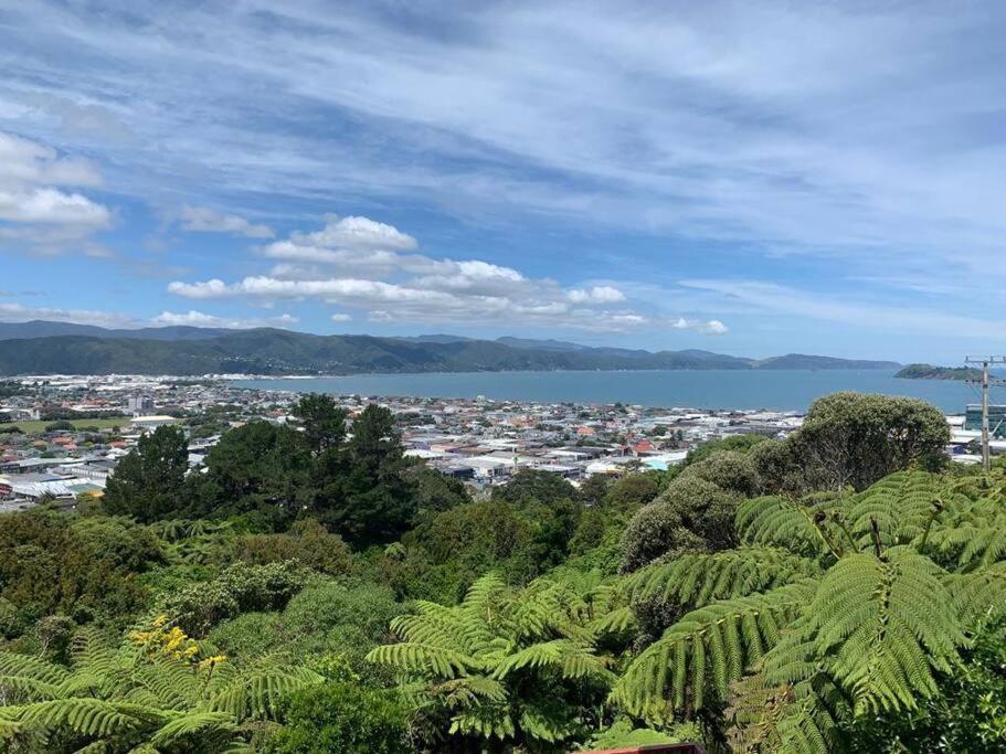 B&B Lower Hutt - 3 bed apartment with stunning harbour views - Bed and Breakfast Lower Hutt