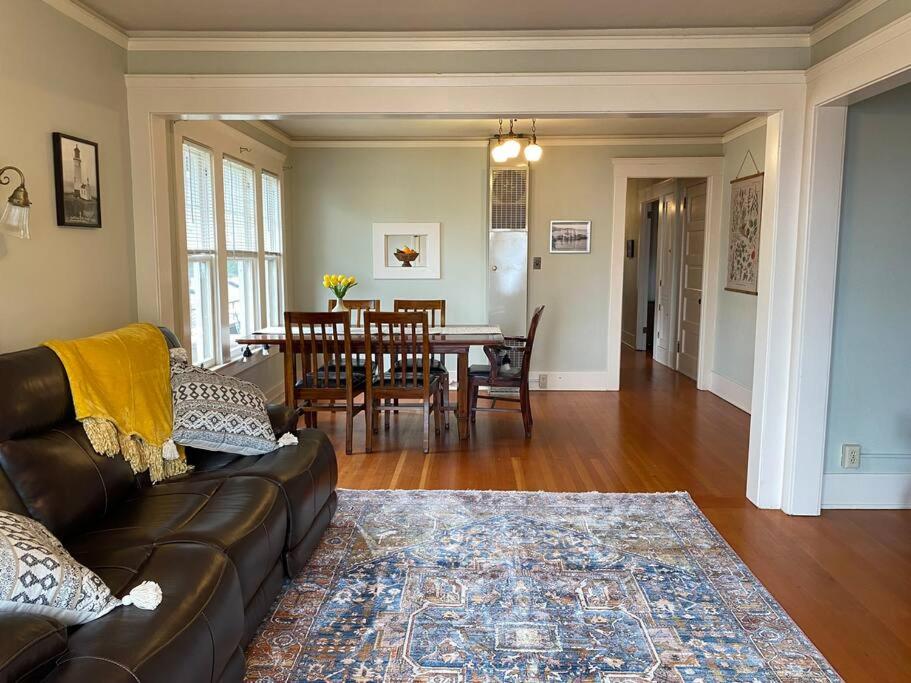 Historic Downtown Riverview Flat, No. 4 - B&B