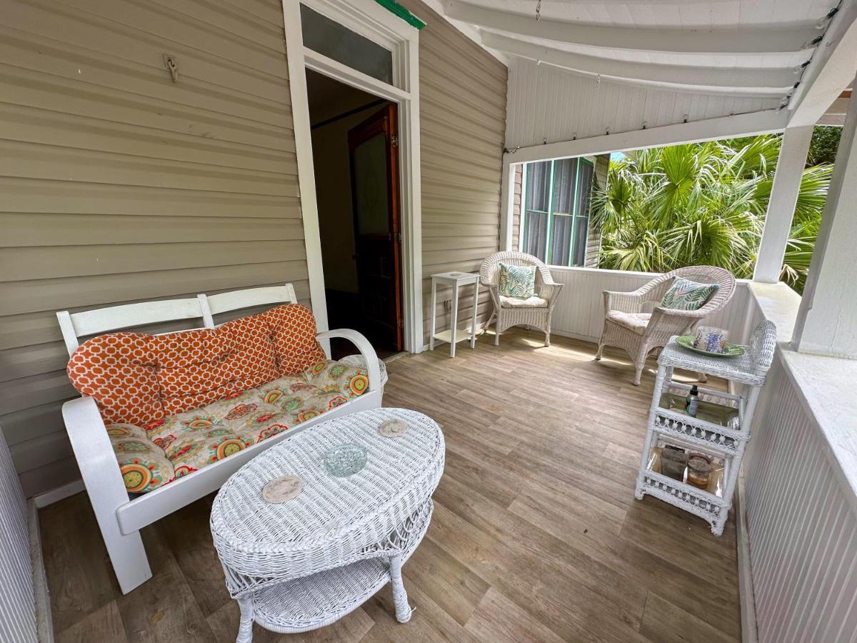 Cozy Victorian Apartment Downtown Sleeps 5 - B&B