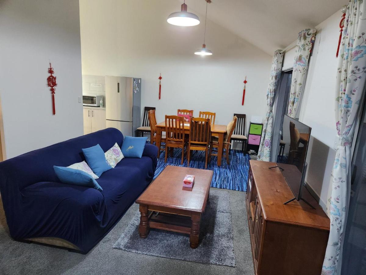 An inner city 4-bedroom house with two carparks - B&B Wellington