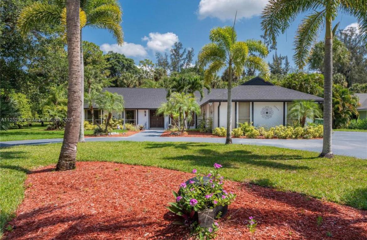 Cozy home with big pool in Wellington! - B&B