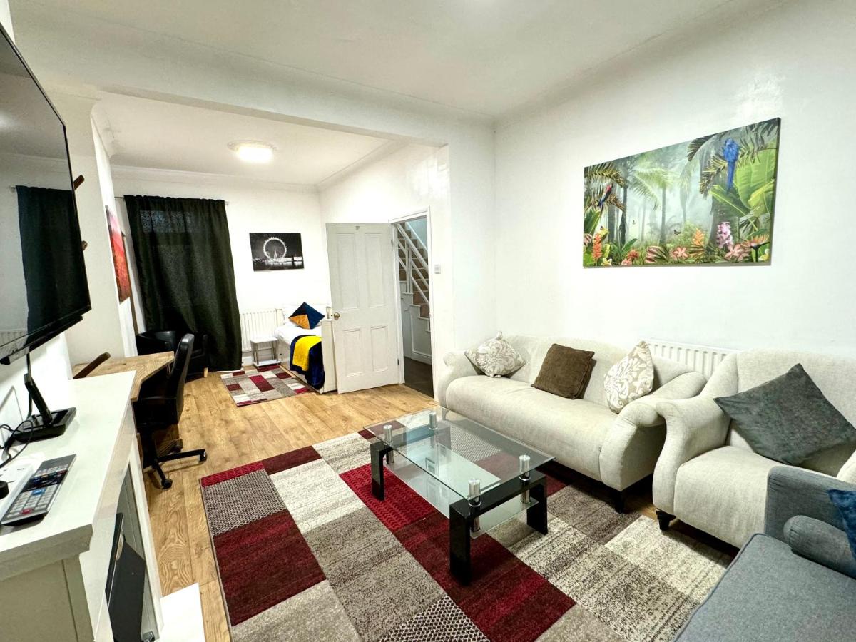 B&B London - 4 Bedrooms, 2 Bathrooms, Parking, Spacious House - Bed and Breakfast London