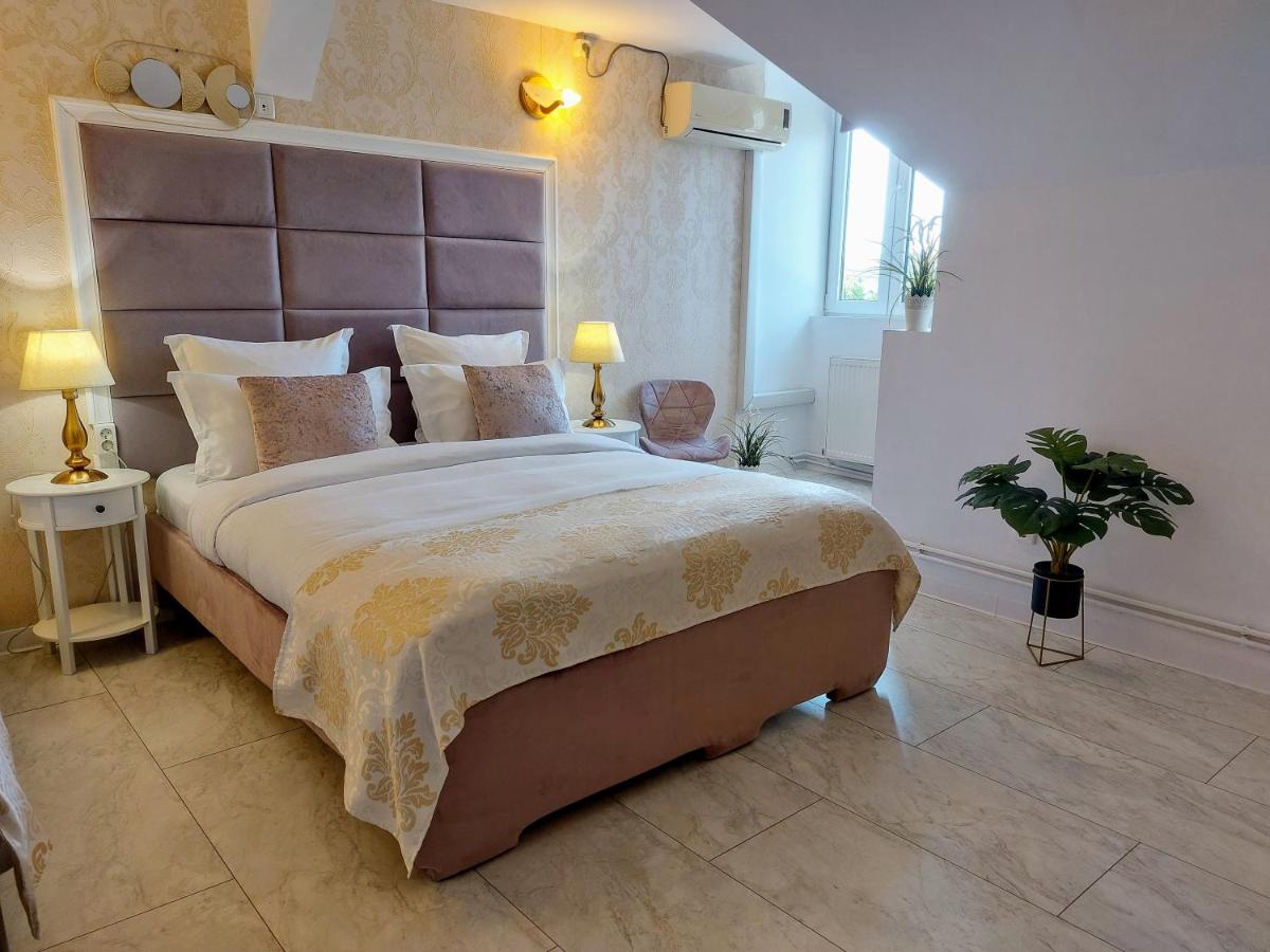 B&B Câmpina - Pension Casablanca - Bed and Breakfast Câmpina