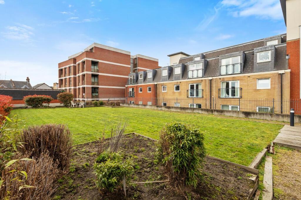 Spacious London apartment 5 min walk to Leytonstone Underground Station and 5 stops to zone 1 - Chambres d'hôtes Londres
