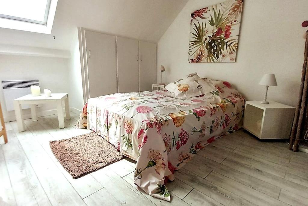 B&B Lamballe - Le Cocon rouge - studio en plein centre historique - Bed and Breakfast Lamballe