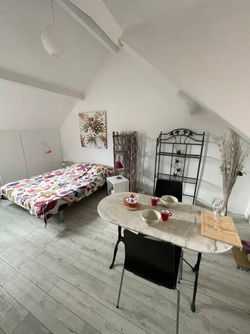 Le Cocon rouge - studio en plein centre historique - Ferienwohnung Lamballe