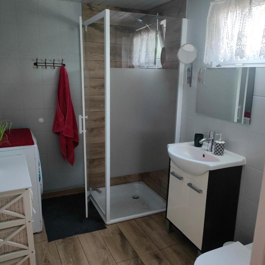 Domek w Sławie przy jeziorze na Galerach - Chambres d'hôtes Sława