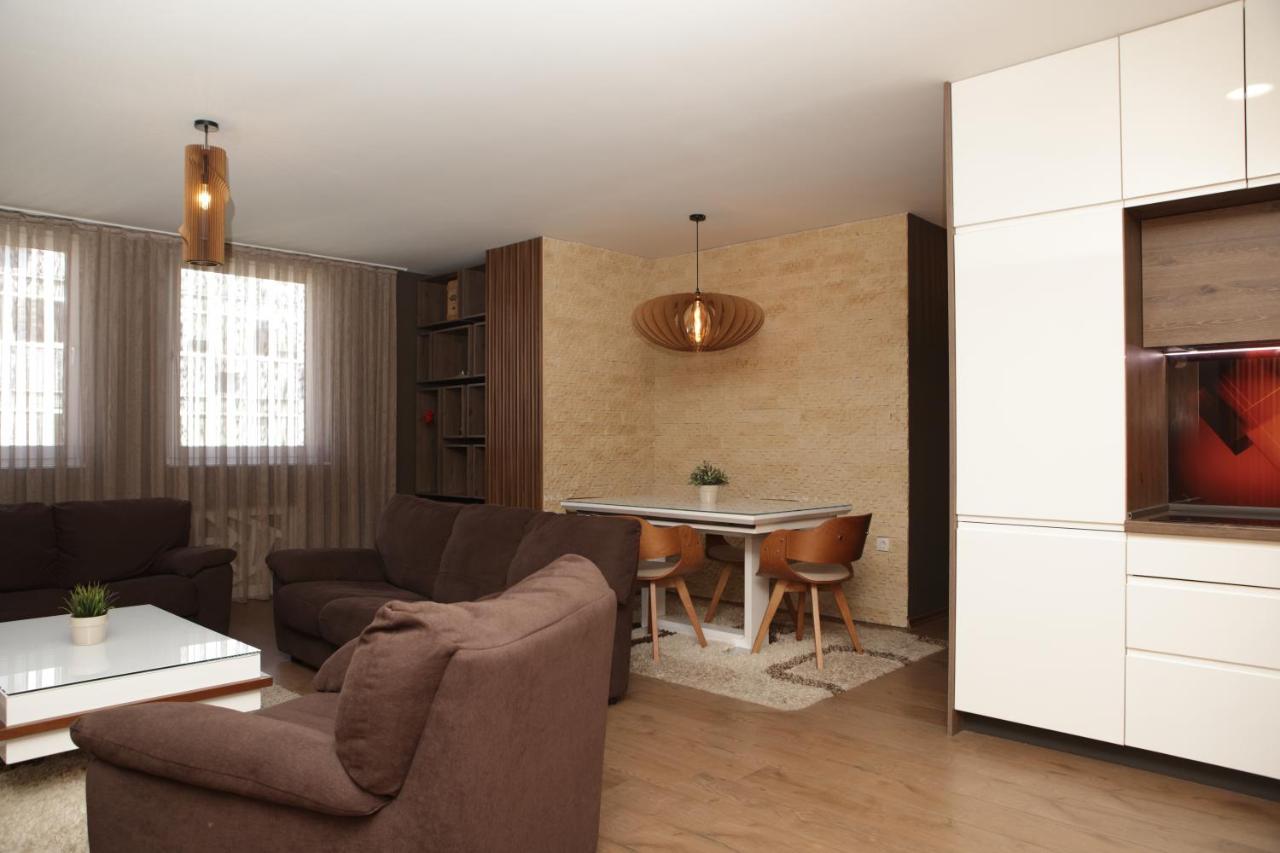 Luxury Two Bedroom - Street - Dame Gruev 3