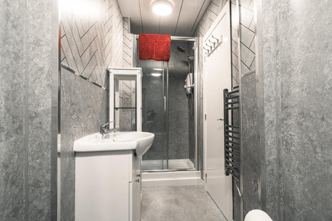 Apartment with Shower