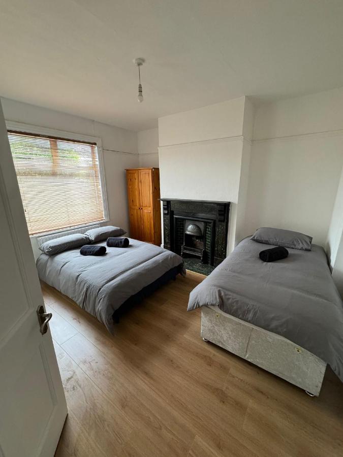 B&B Dublin - Very Nice Triple Room at 2 Iveragh Rd-5 - Bed and Breakfast Dublin