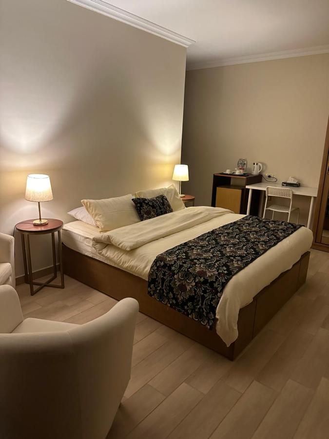 Deluxe Queen Studio 
