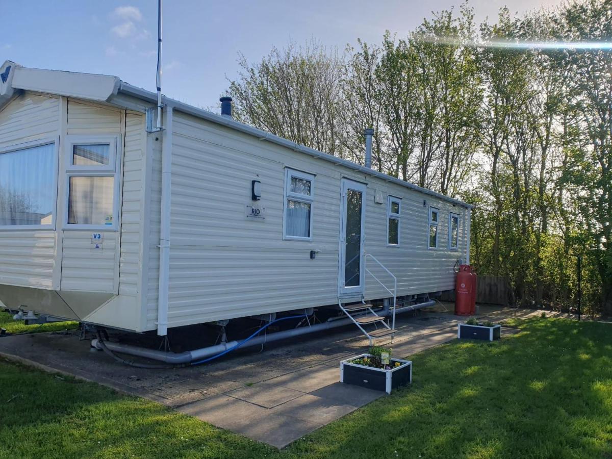 B&B Great Oakley - Dog Friendly 8 Berth Caravan At Dovercourt Holiday Park In Essex Ref 44004p - Bed and Breakfast Great Oakley