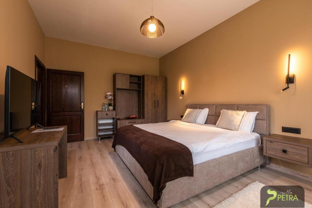 Villa Petra Residence - Private Parking & Village Life - Chambres d'hôtes Cristian