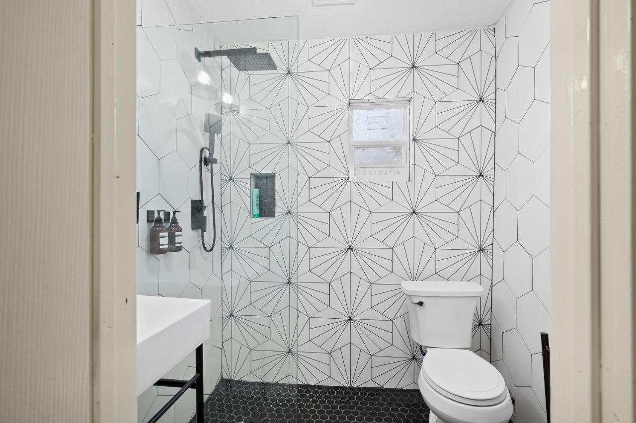 Cozy 2-BR Guesthouse in Southwest Houston - B&B Houston