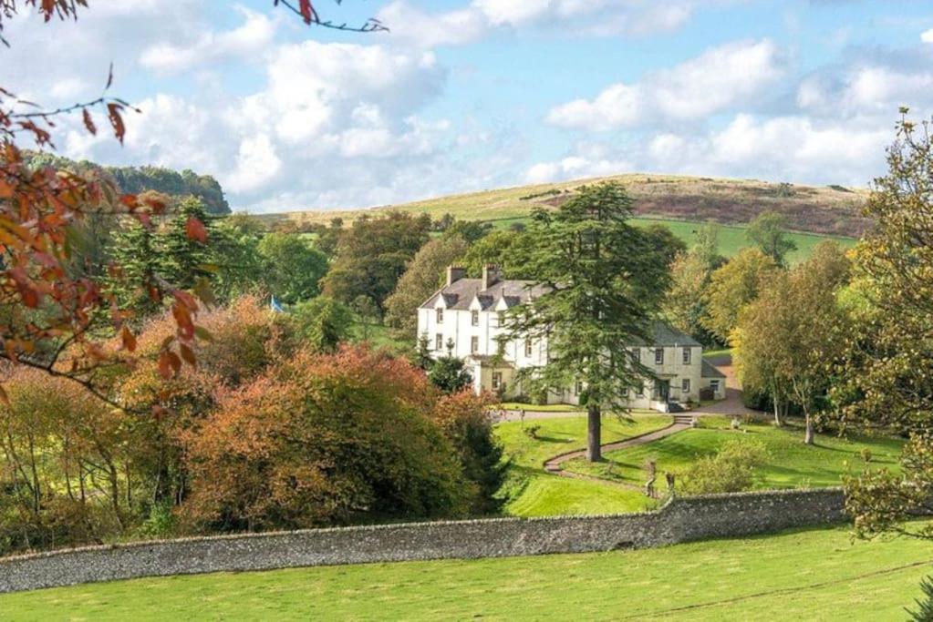 Carphin House near St Andrews - Sleeps 18 - B&B