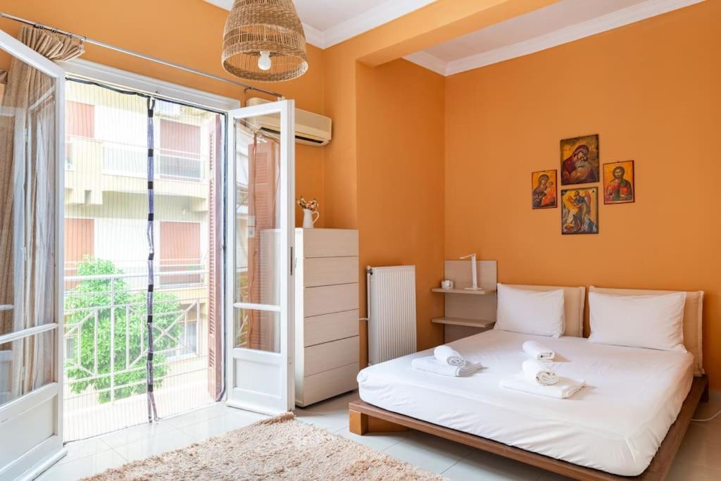 Apartment with terrace in Piraiki - Bed and Breakfast