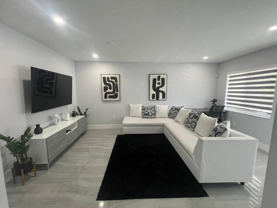 B&B Miami Gardens - Stadium Chic Oasis: Modern Retreat in Miami close to Beaches - Bed and Breakfast Miami Gardens