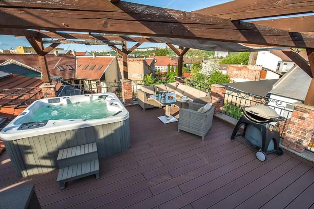 Glamorous Jacuzzi Loft Apartment with Roof Terrace - B&B Košice
