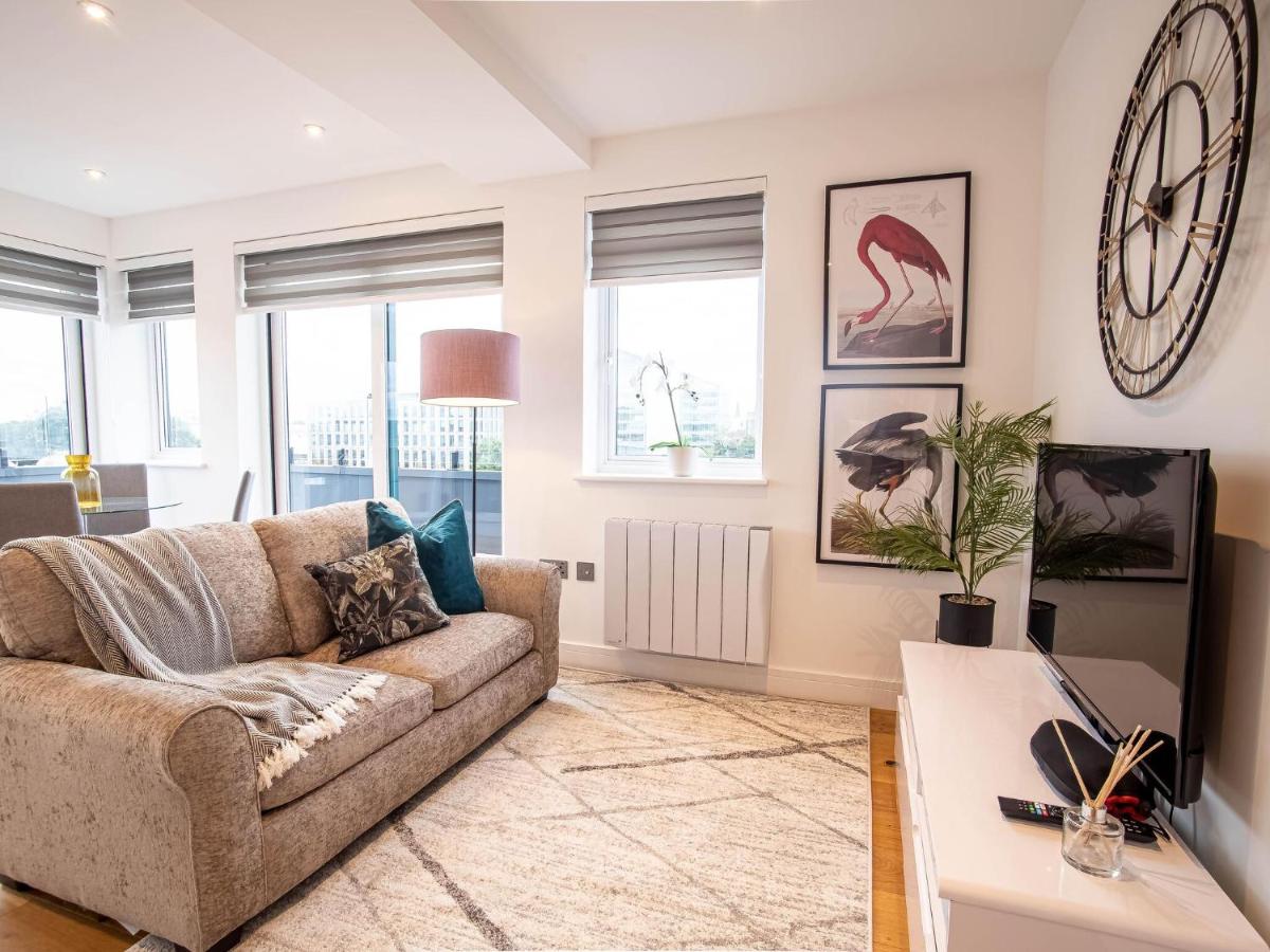 B&B Slough - Windsor Castle Two-Bedroom Apartment by Sojo Stay - Bed and Breakfast Slough