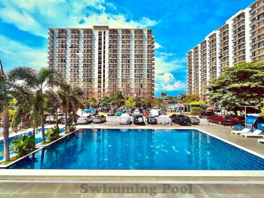 Azure Haven - Near Airport - Hot Shower - Cozy with Balcony 16th Flr unit 1623 bldg 102 - B&B