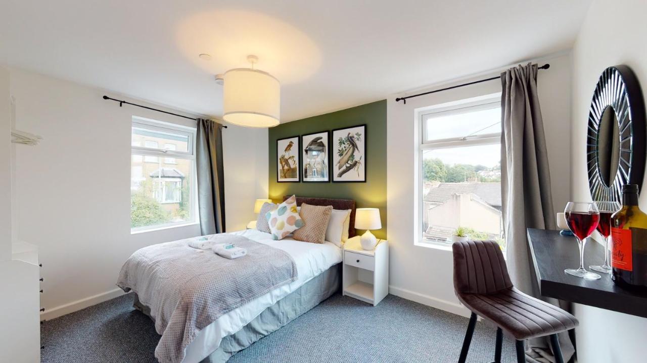 B&B Newport - Stylish Duplex Apartment with Home Office - Bed and Breakfast Newport