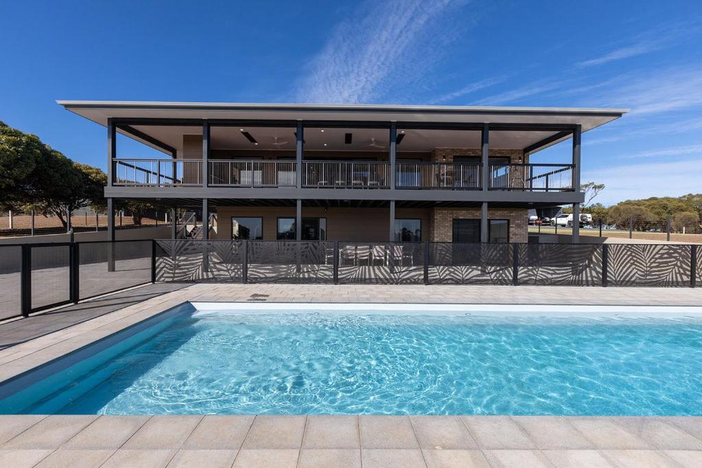 The Lux Country Retreat - heated swimming pool - immaculate views and stylish comfort! - Chambres d’hôtes