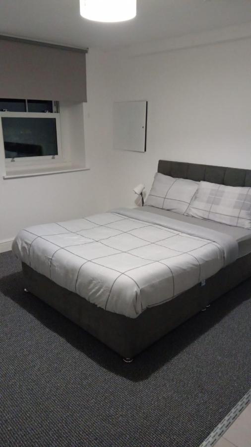 Triple room in Basement with Window Free Street Parking Near LFC - B&B Liverpool